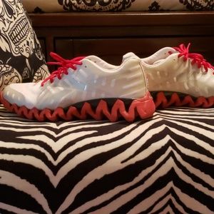 🛑Lowest price 🛑EUC Reebok zigtec shark